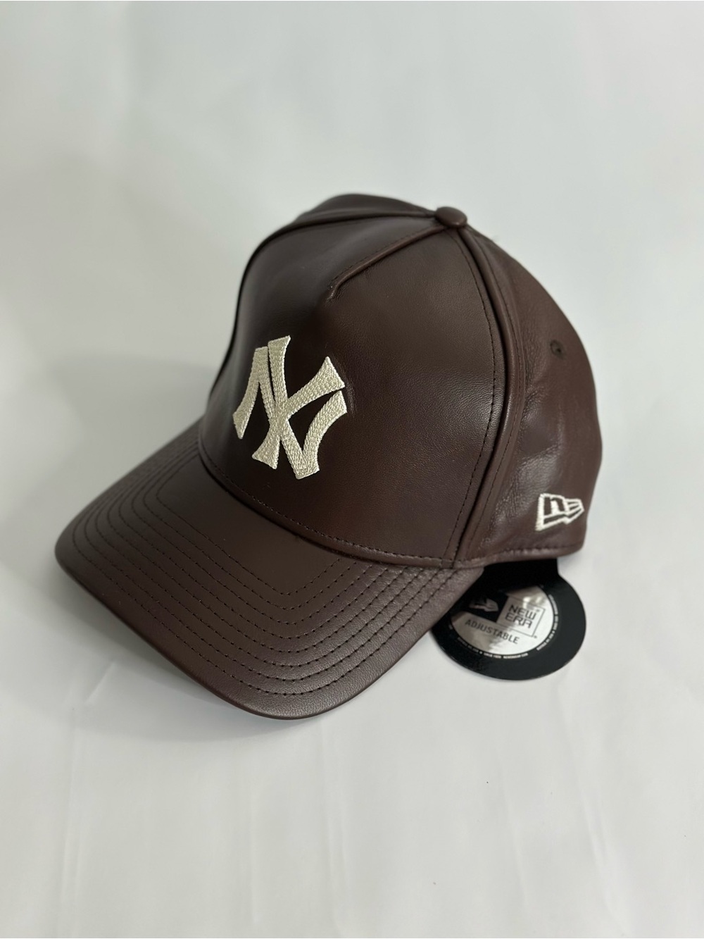 New Era NY Yankees Brown 100% Genuine Leather Hat Adjustable OSFM MLB Cap NWT - Picture 2 of 10